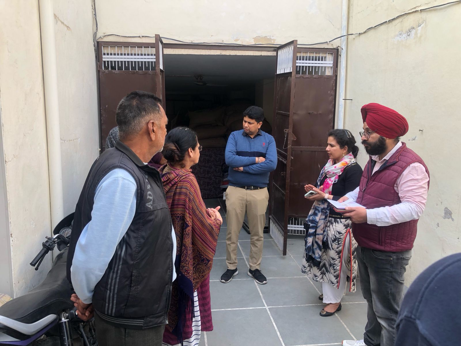 वितरण में अनियमितता पाए जाने पर दो राशन डिपो की गेहूं सप्लाई निलंबित